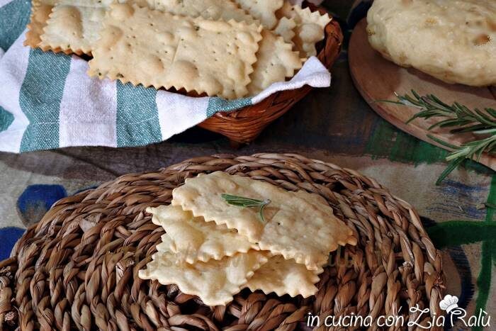 Crackers al rosmarino senza lievito