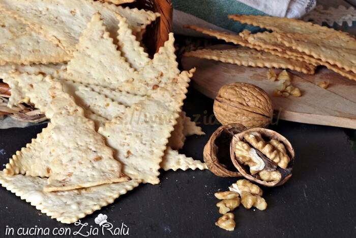 Crackers con le noci croccanti