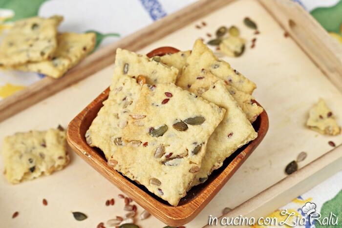 Crackers con semi misti con vino e olio evo