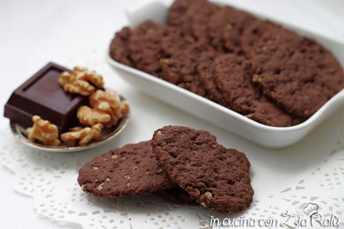 Crackers salati al cacao e noci