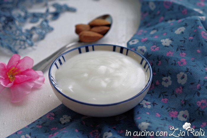 Crema al latte di mandorle senza uova