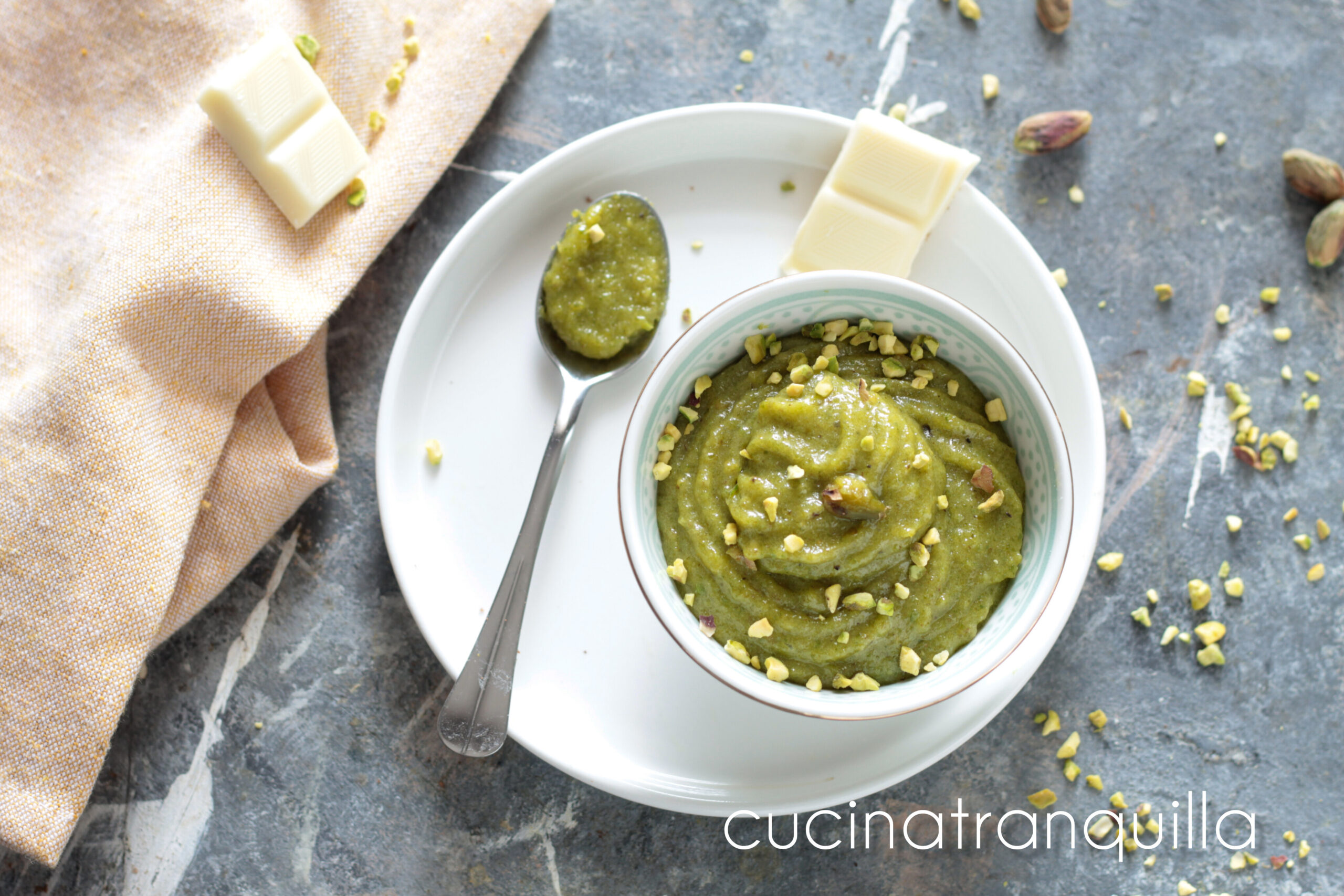 Crema al pistacchio e cioccolato bianco senza uova