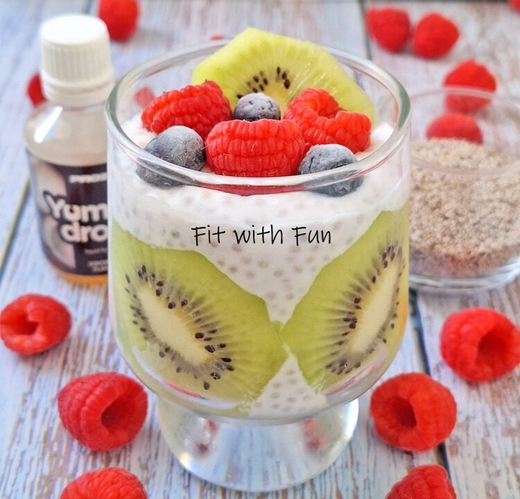 Crema chia e cocco con kiwi e frutti rossi