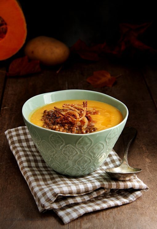 Crema di patate, zucca e carote con lenticchie e cipolle fritte