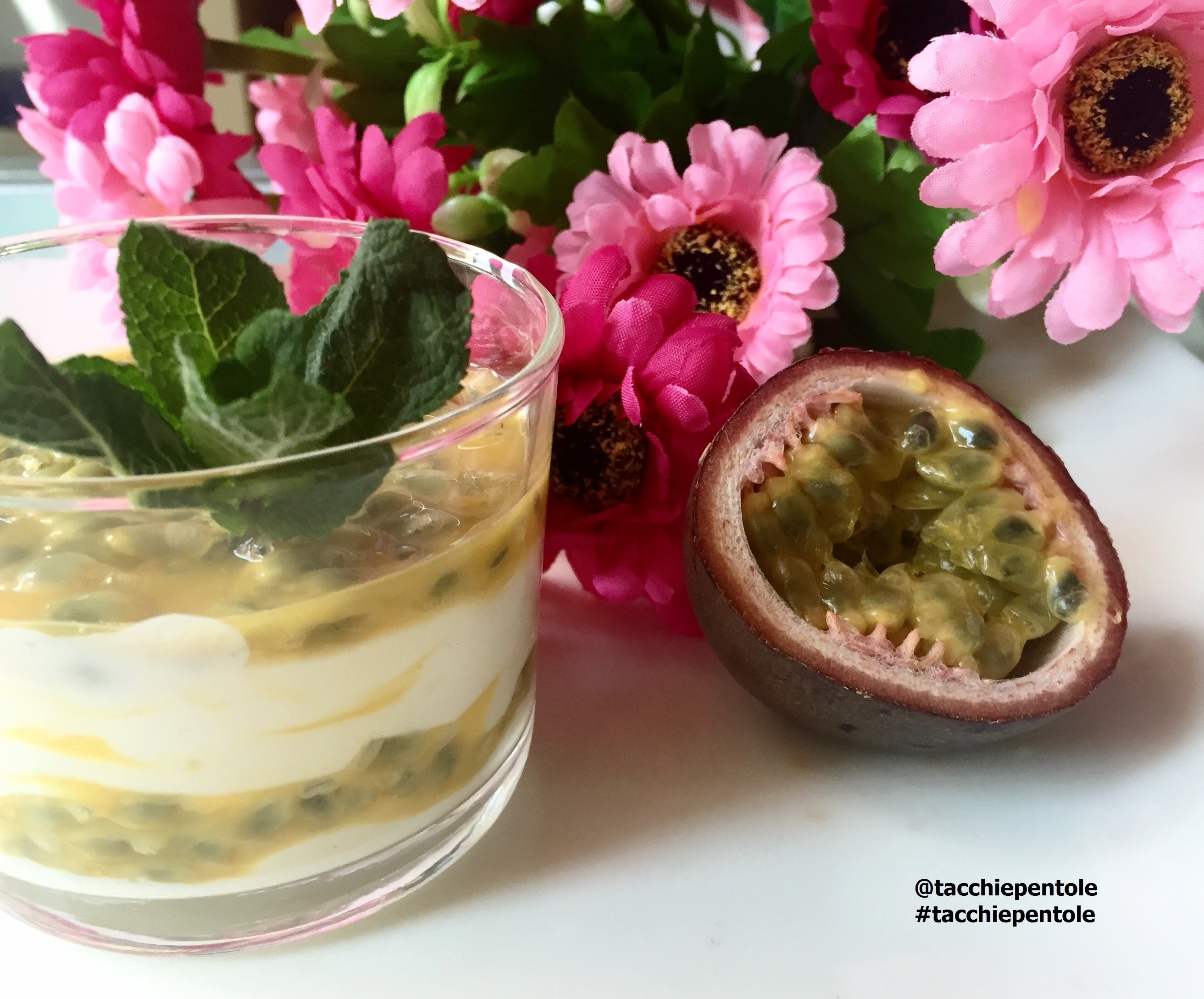 Crema di ricotta con meringhe e frutto della passione