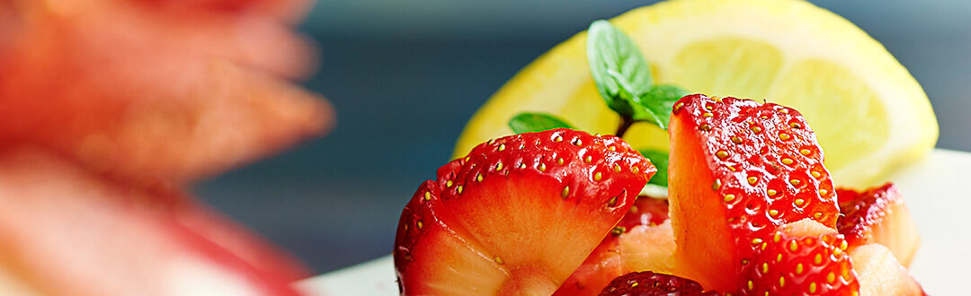 Cremoso di mandorle con rose di fragola