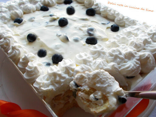 Cremoso dolce freddo ai mirtilli