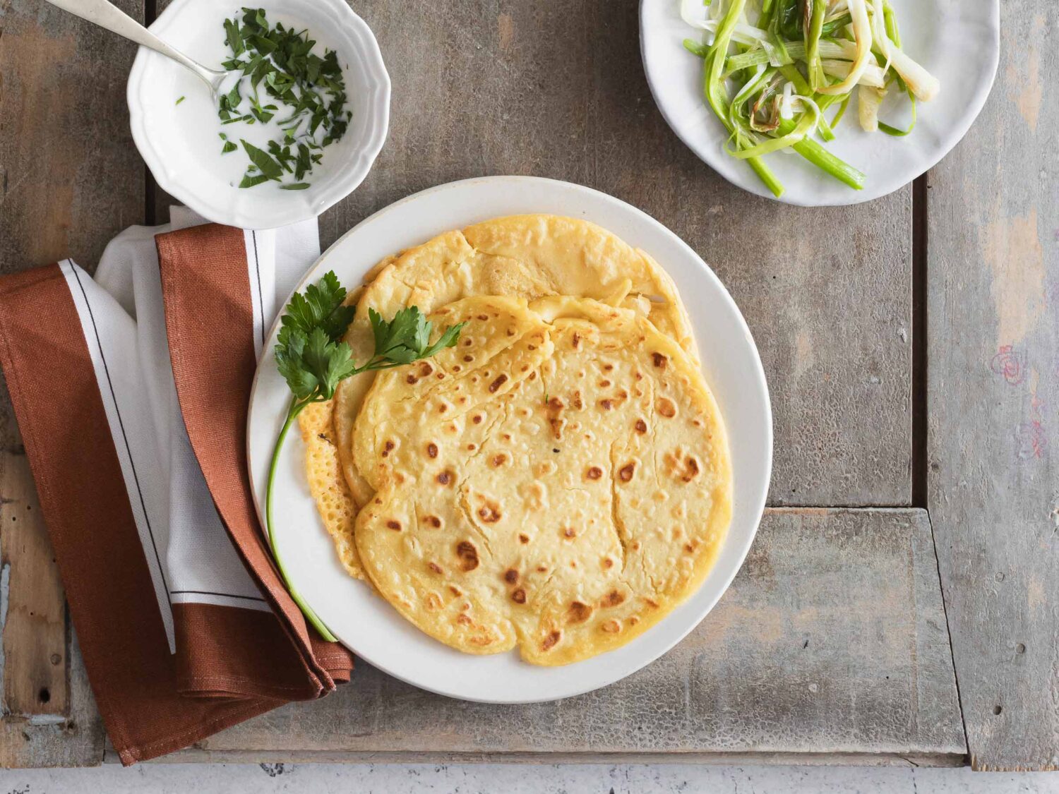 Crepes di ceci, con zucca, cipollotto e formaggio spalmabile.