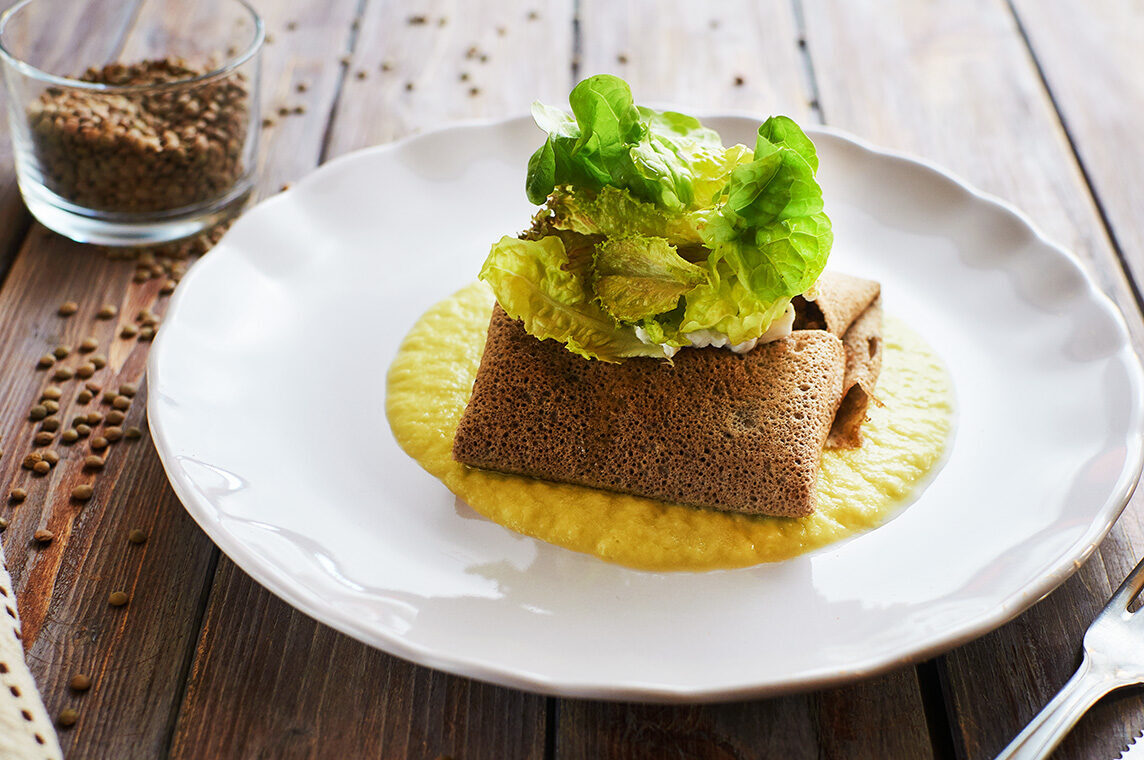 crespelle di grano saraceno con ragù vegetale e salsa all’aglio