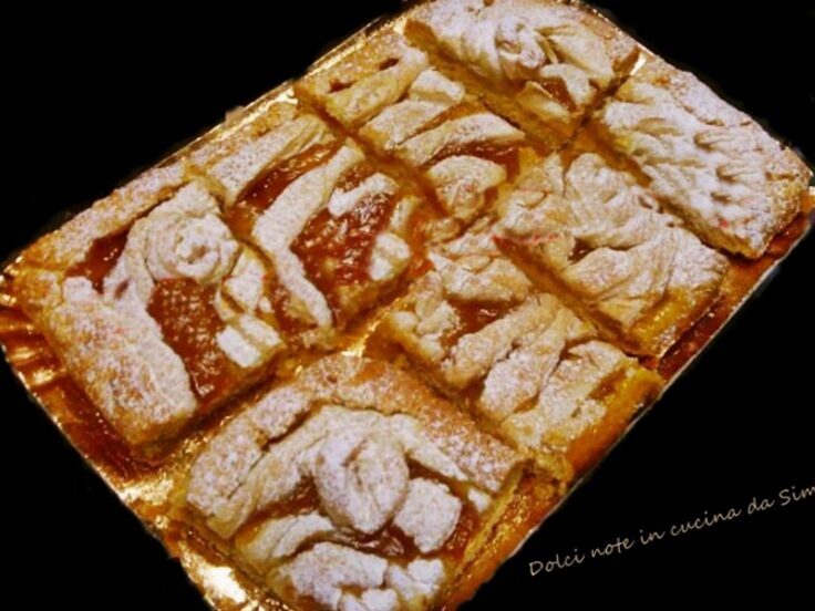 Crostata a tranci alla marmellata di pesche