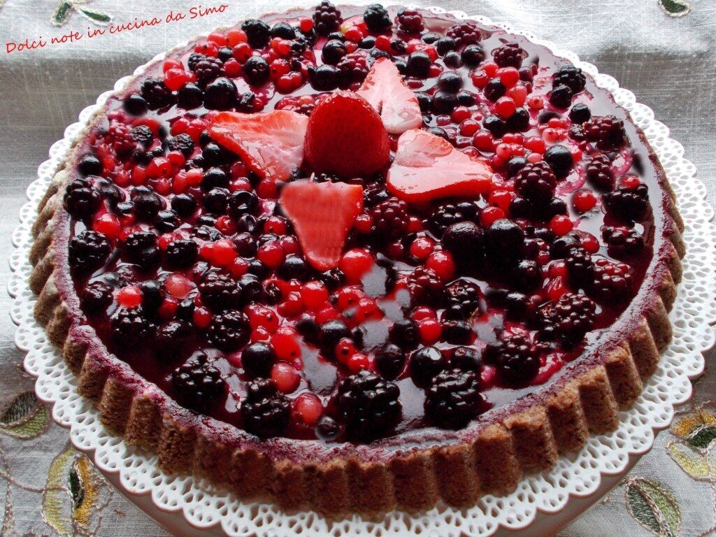 Crostata al cacao con crema pasticcera glassata ai frutti di bosco
