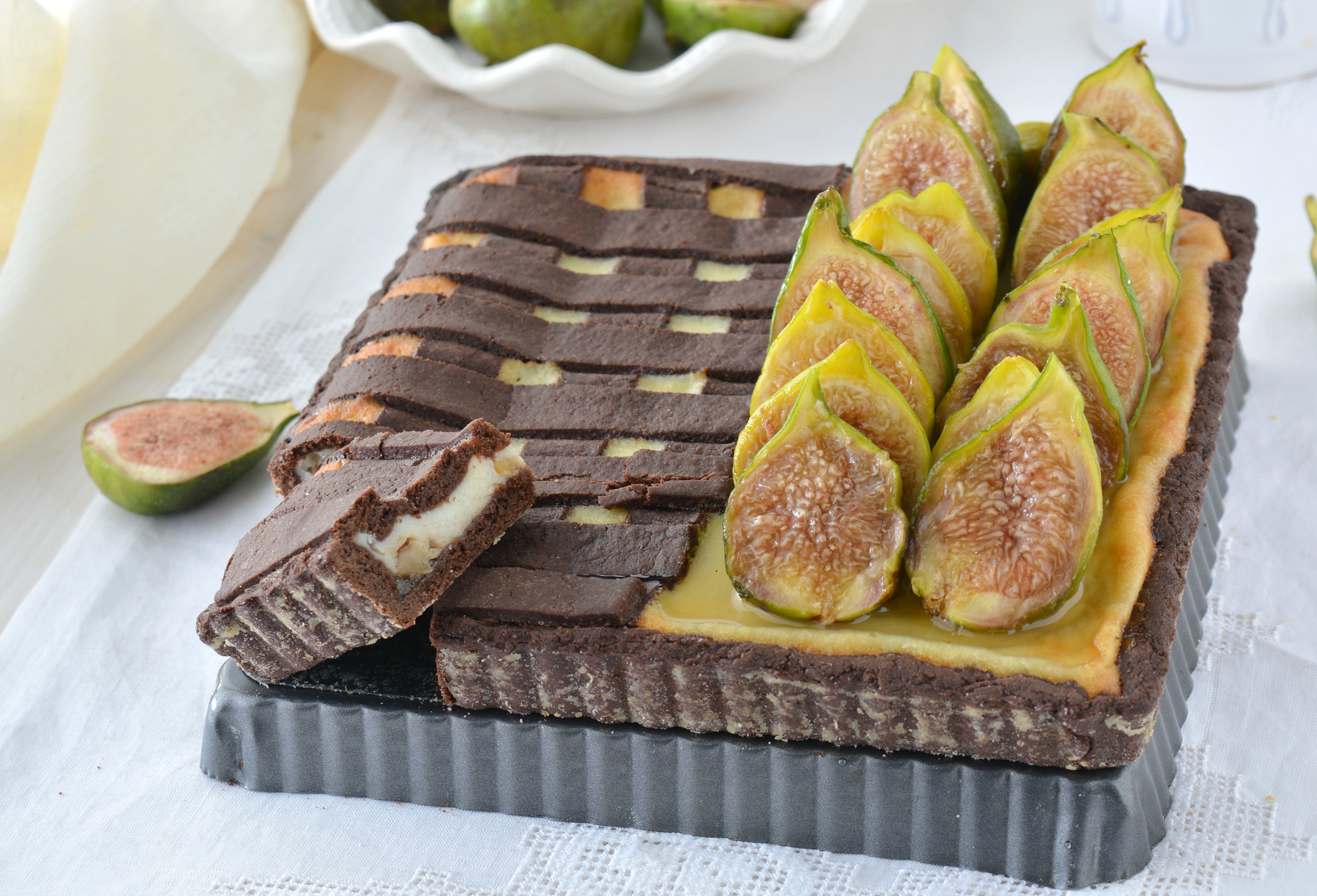 Crostata al cacao con fichi e ricotta