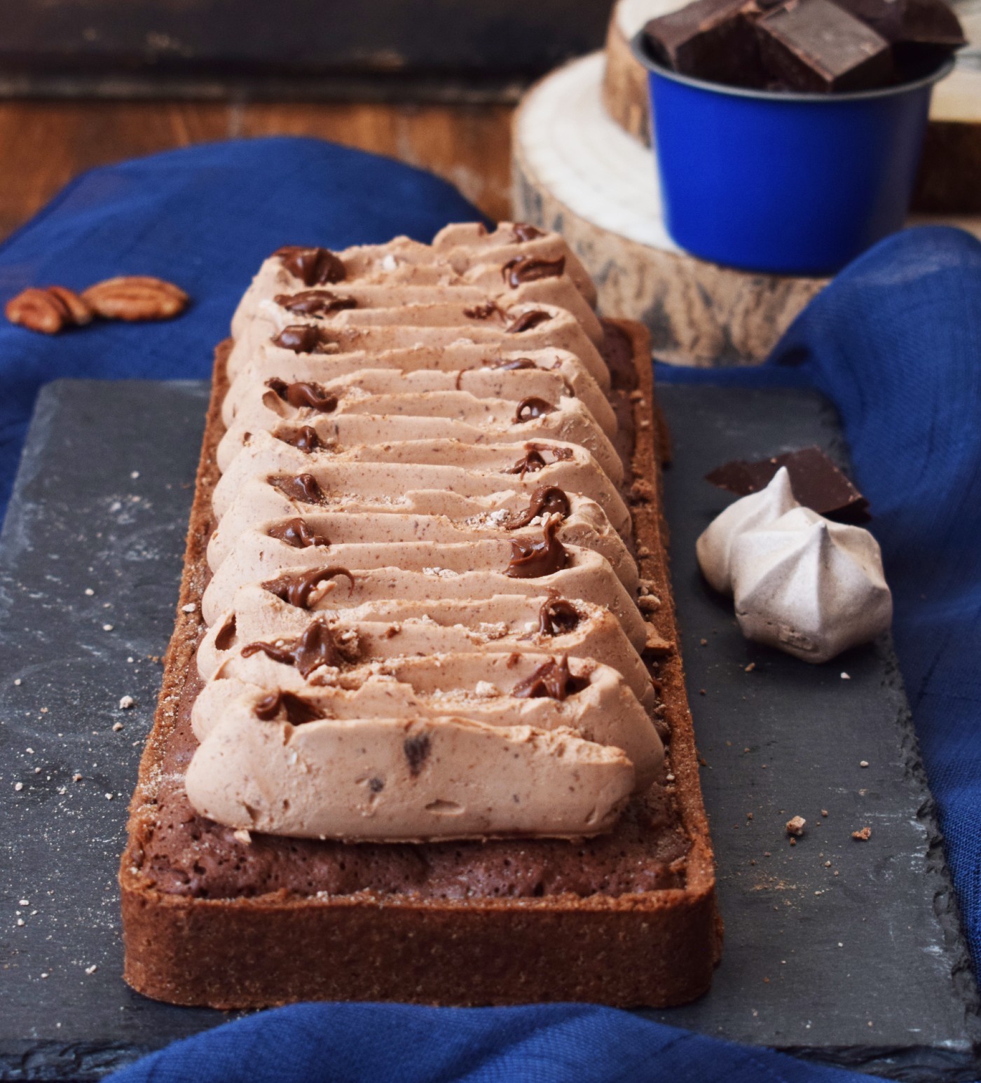 Crostata al cacao, crema di cioccolato e noci con mousse fondente