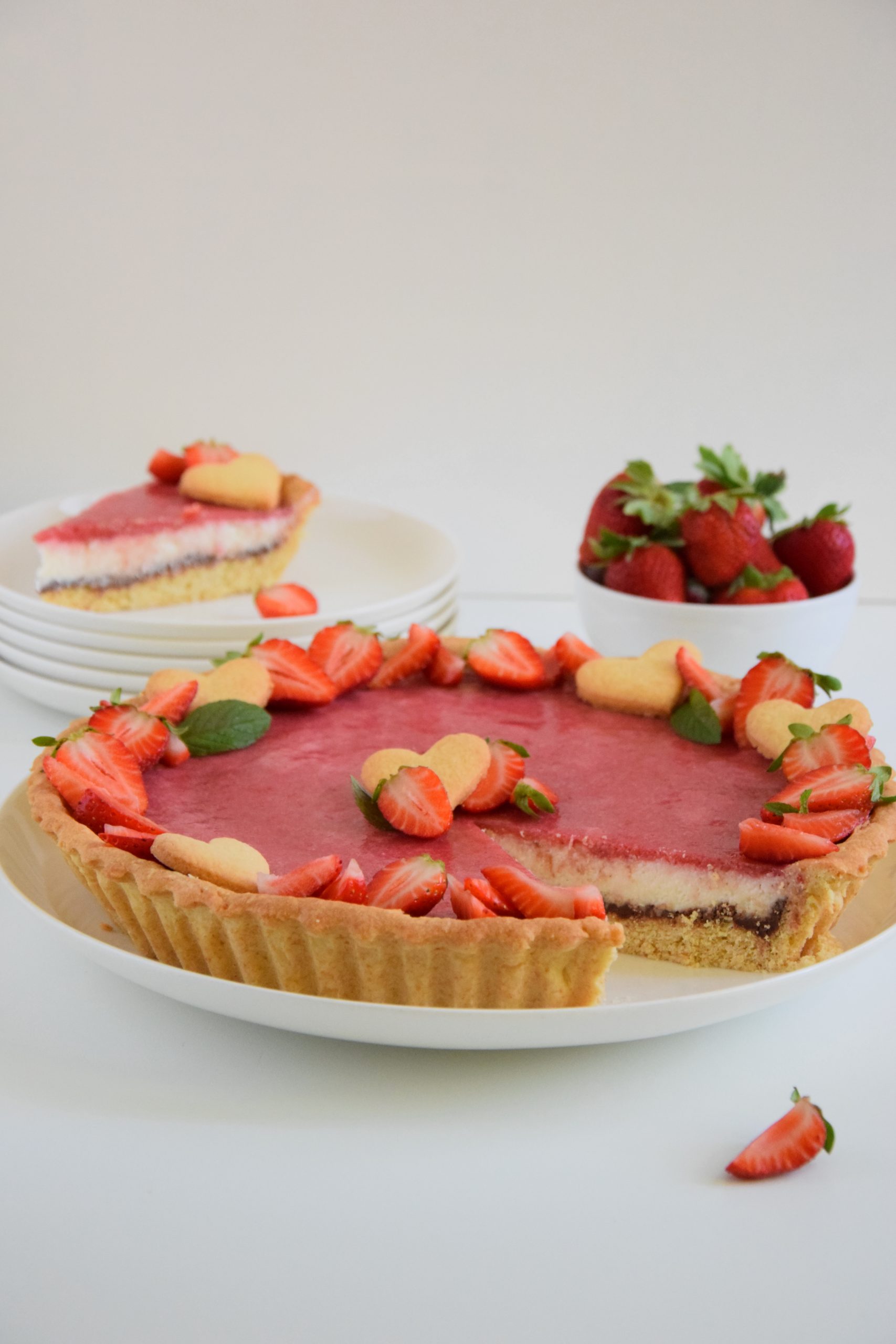 Crostata al cocco con fragole e cioccolato