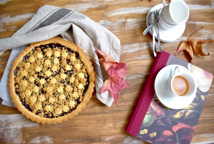 Crostata alla confettura di prugne e crumble di mandorle