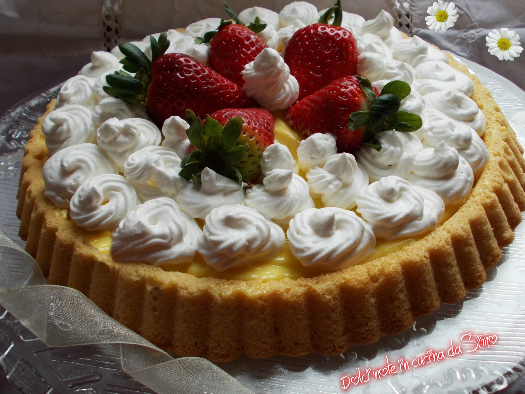 Crostata alla crema con panna  e fragole