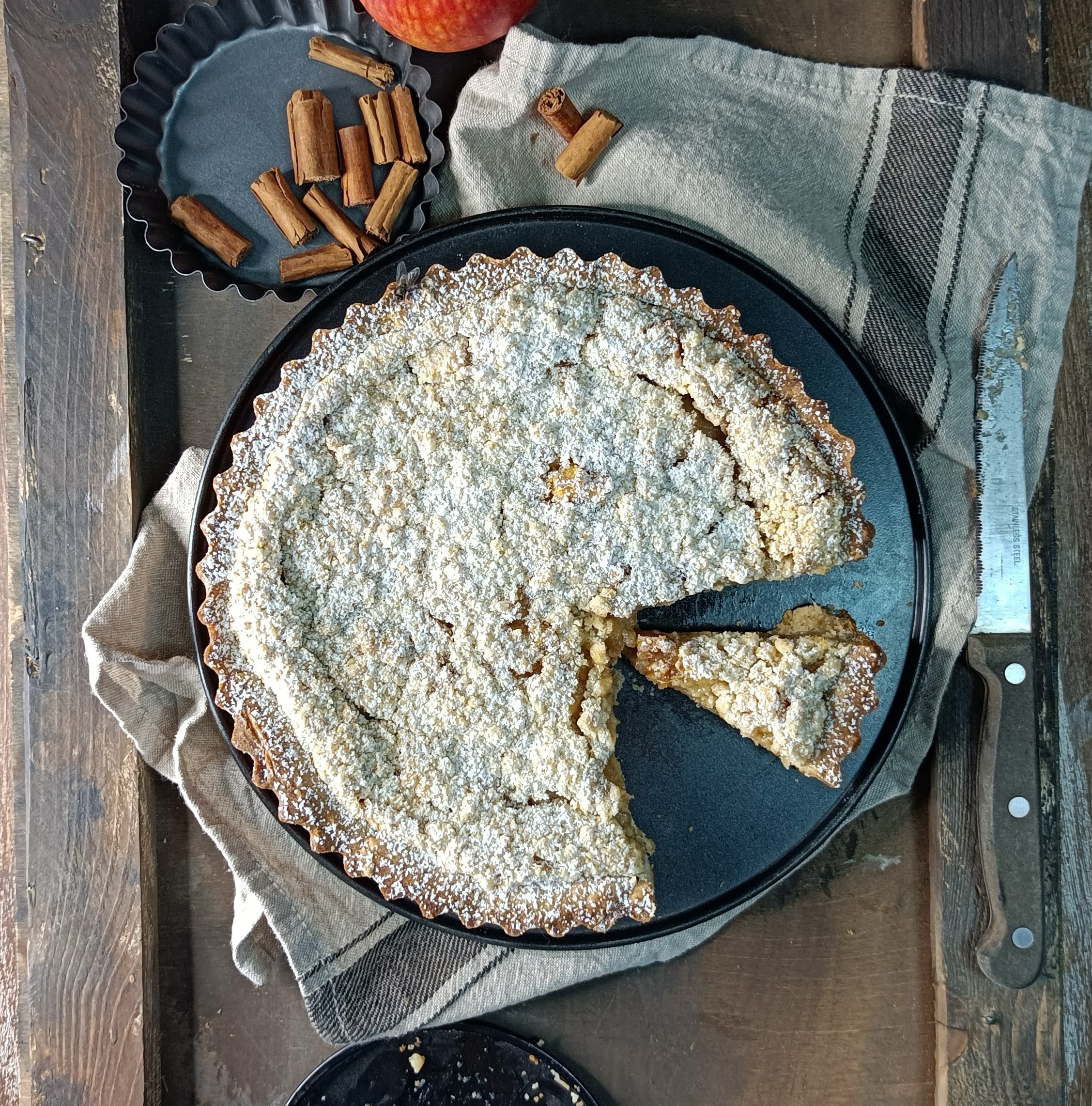 Crostata alle noci con crema alla cannella e mele