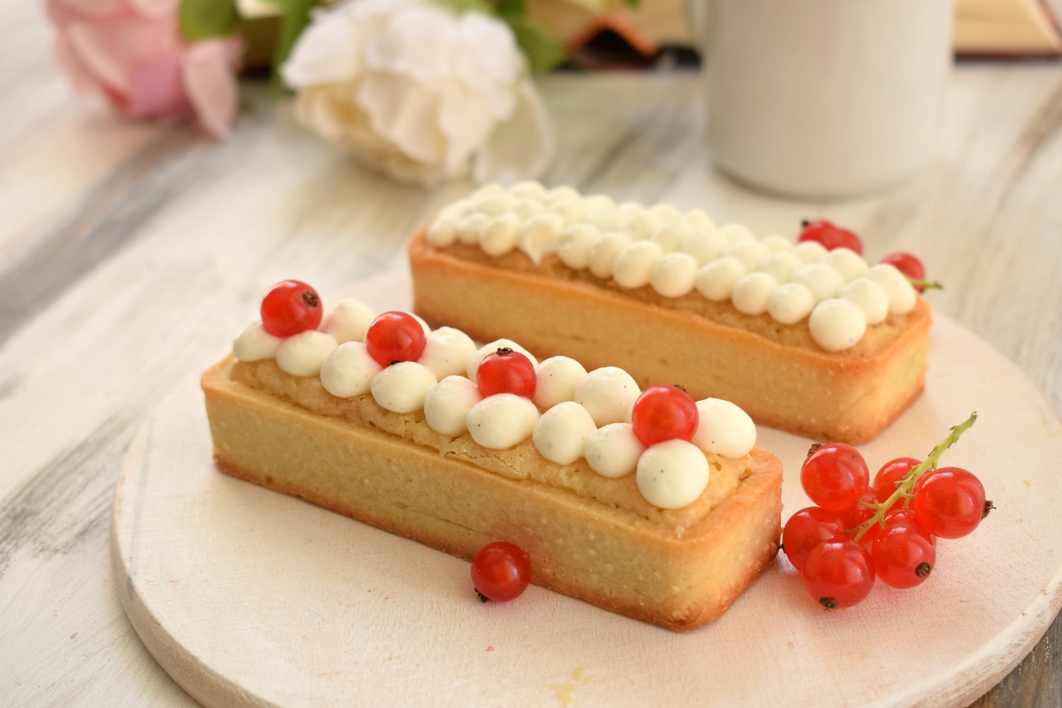 Crostata con confettura di mirtilli rossi, frangipane alle mandorle e mousse di yogurt alla vaniglia