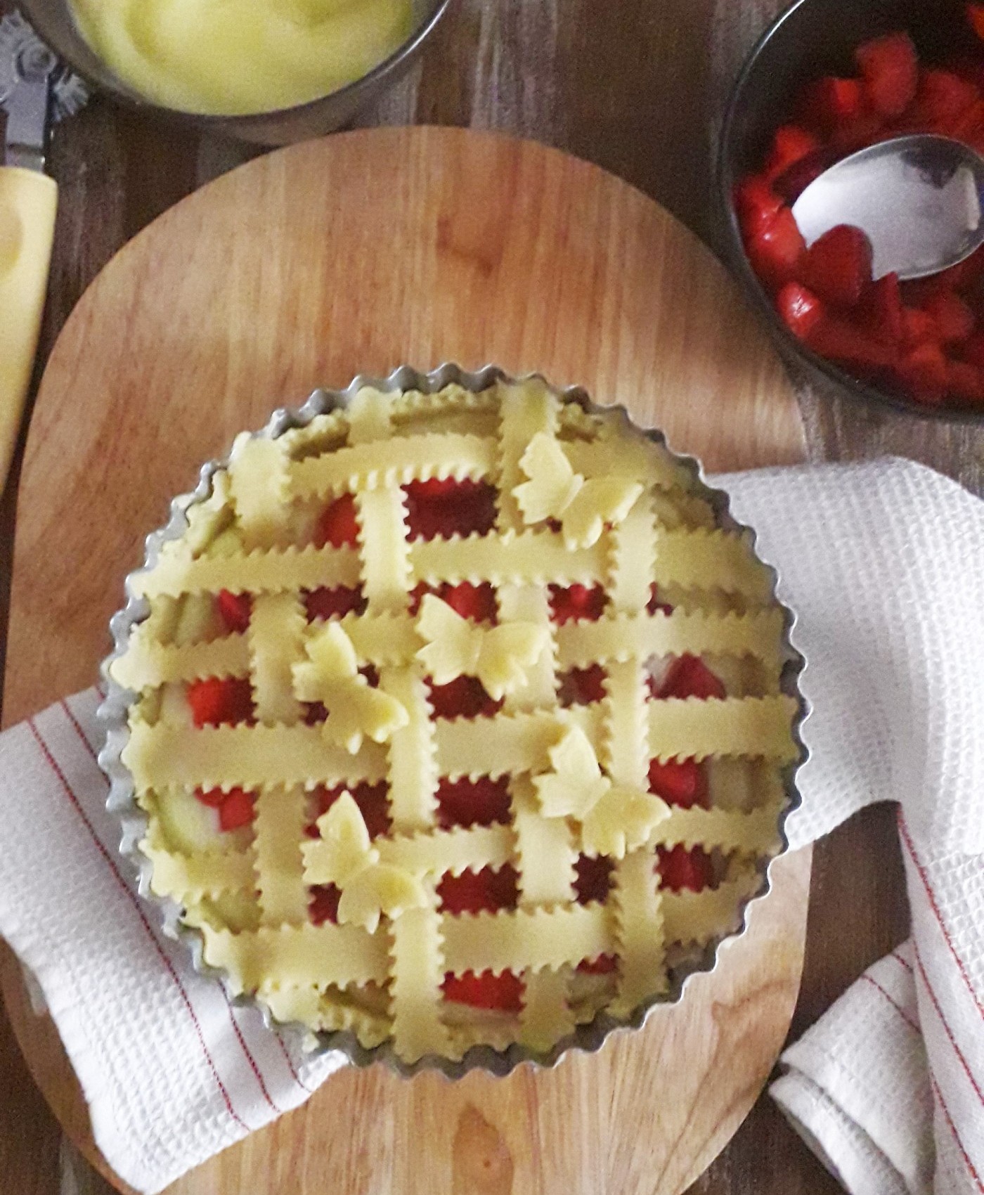 Crostata con crema al limone e fragole fresche