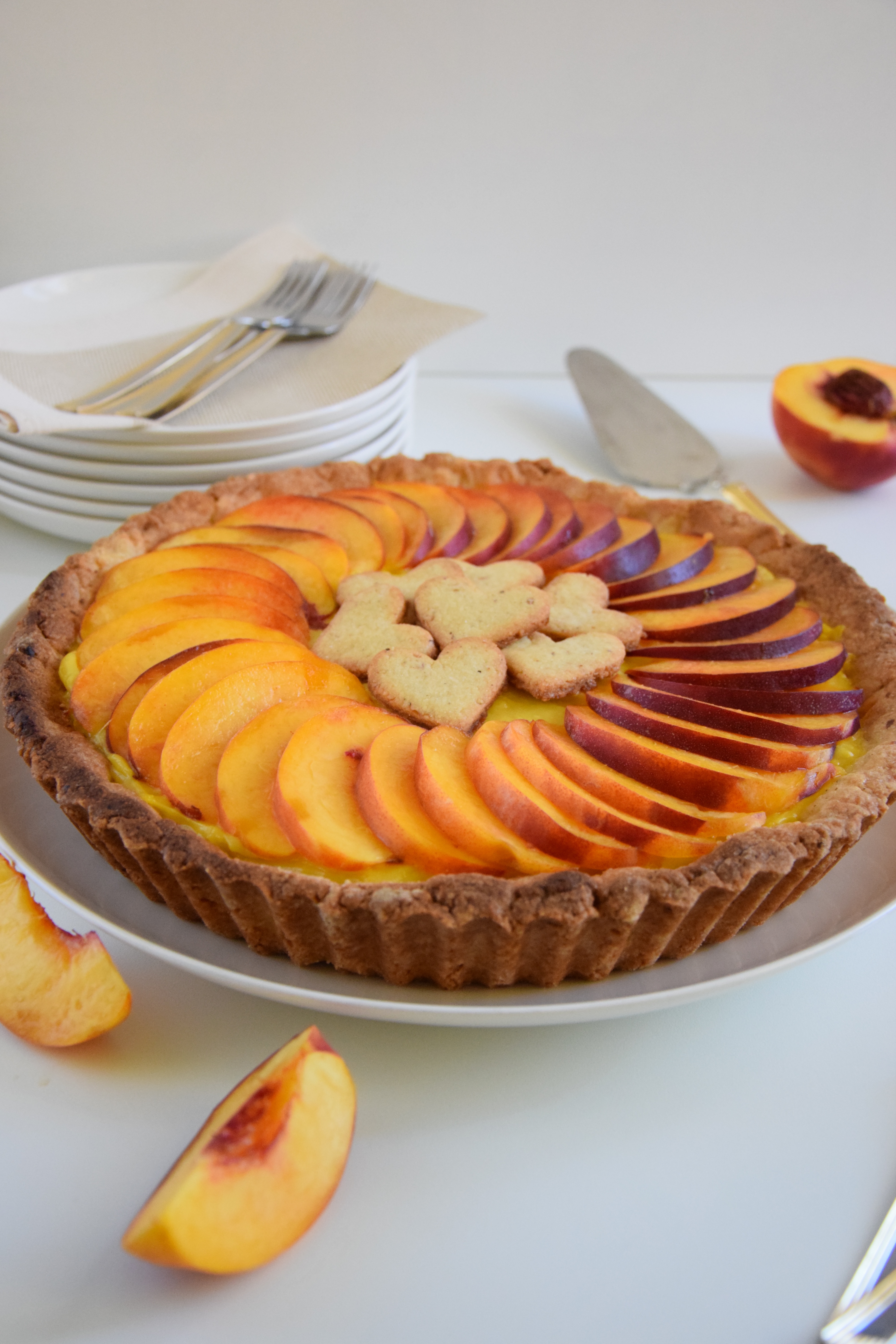 Crostata con crema allo zafferano e frolla alle nocciole