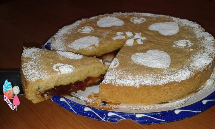 Crostata con crema e marmellata