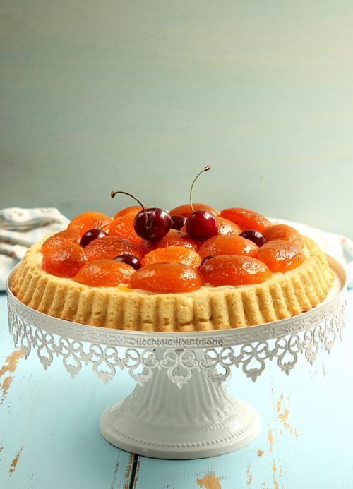 Crostata con frolla al mais, crema con uova intere e albicocche sciroppate