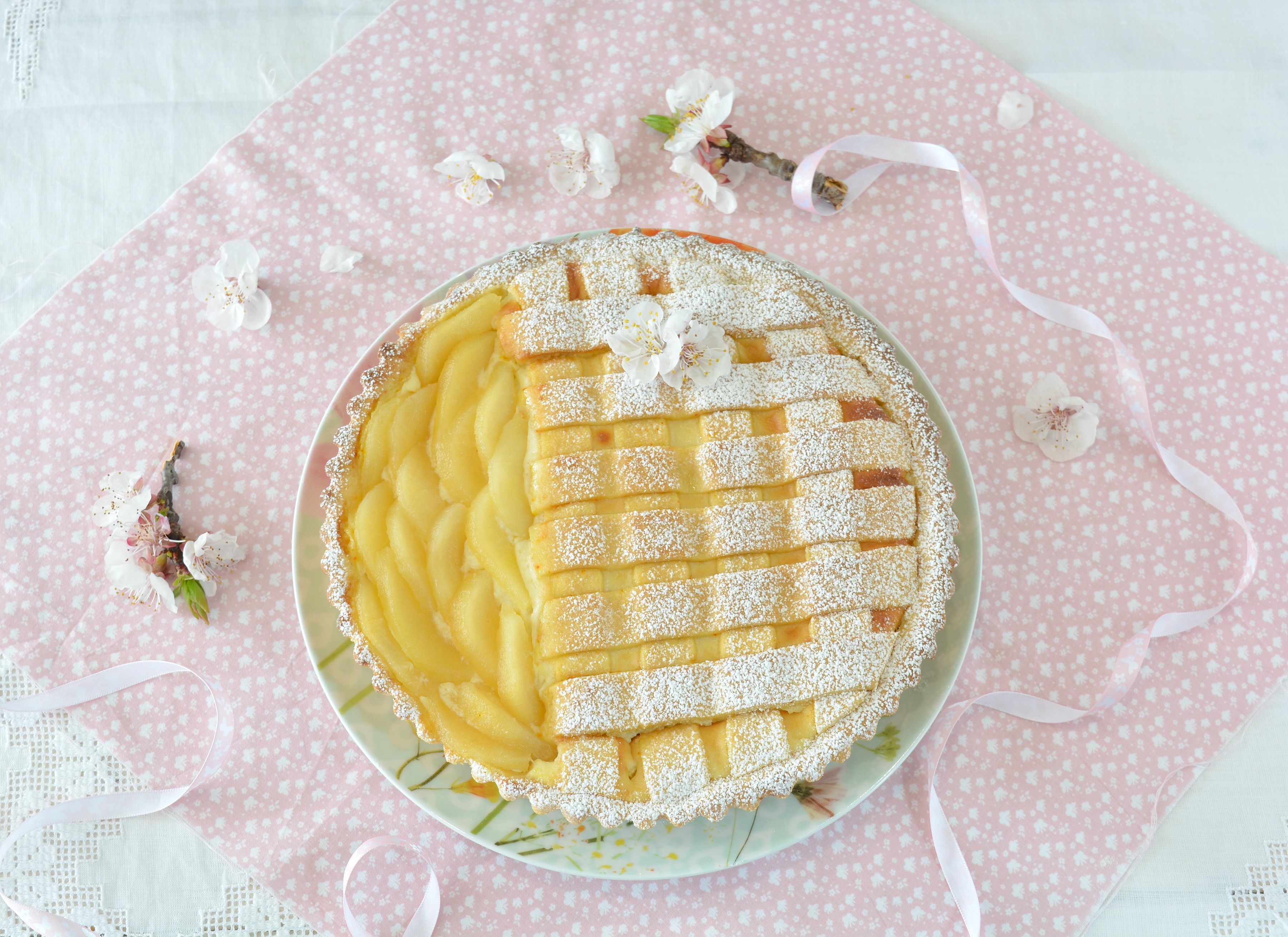 Crostata con frolla allo zafferano e crema di ricotta e pere