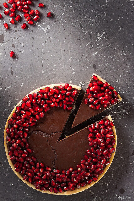 Crostata con ganache al cioccolato e melograno
