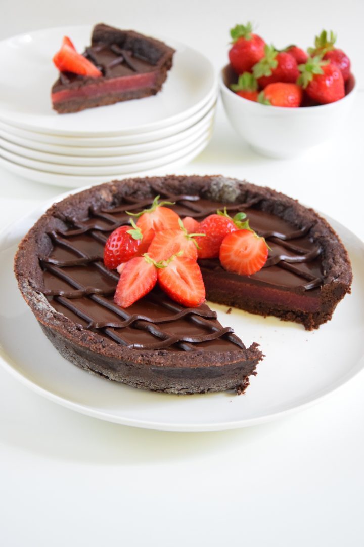 Crostata con gelée alle fragole e ganache al cioccolato
