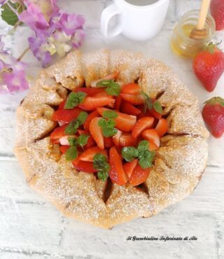 Crostata con marmellata e fragole fresche