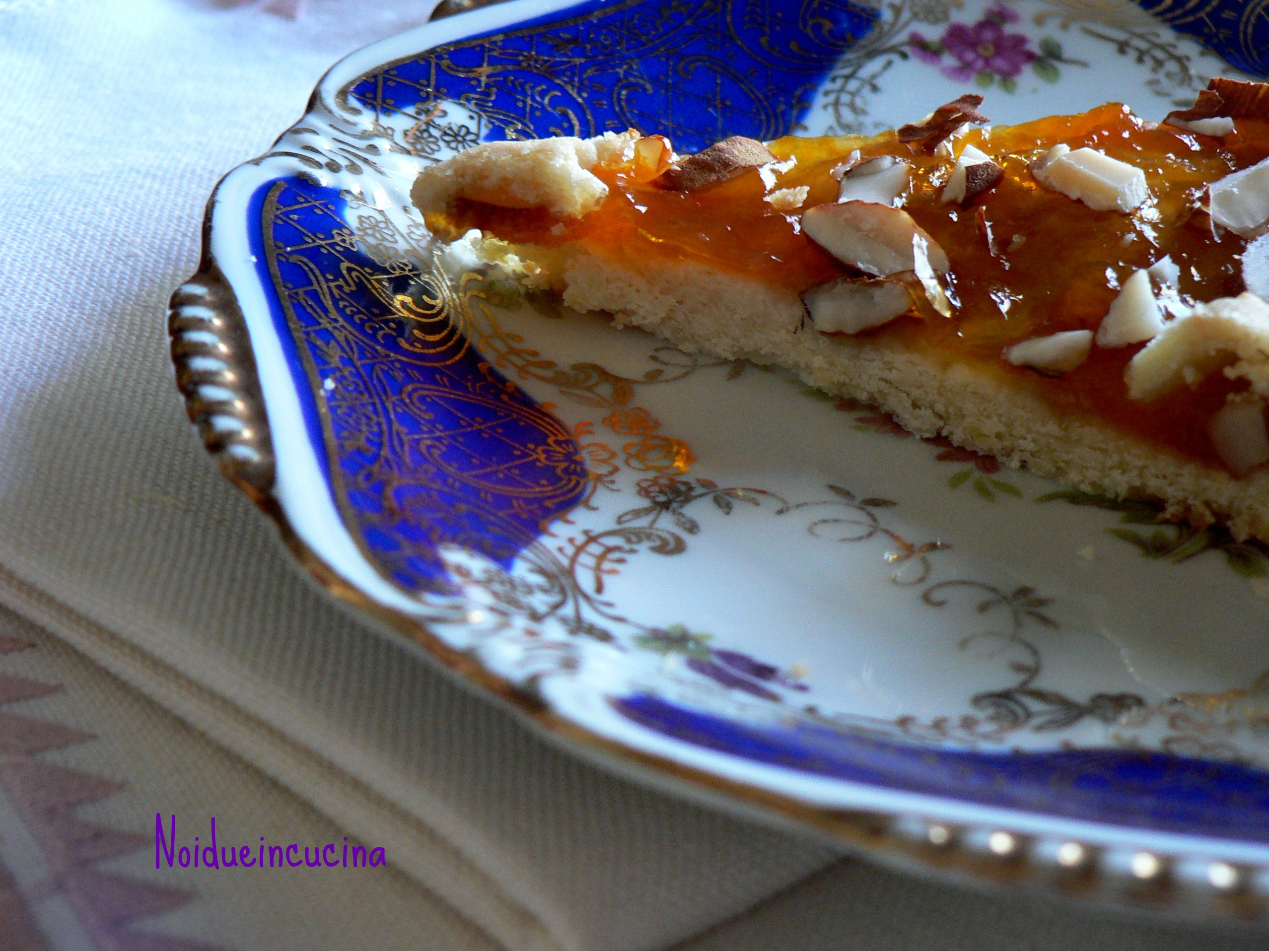 Crostata con marmellata e mandorle