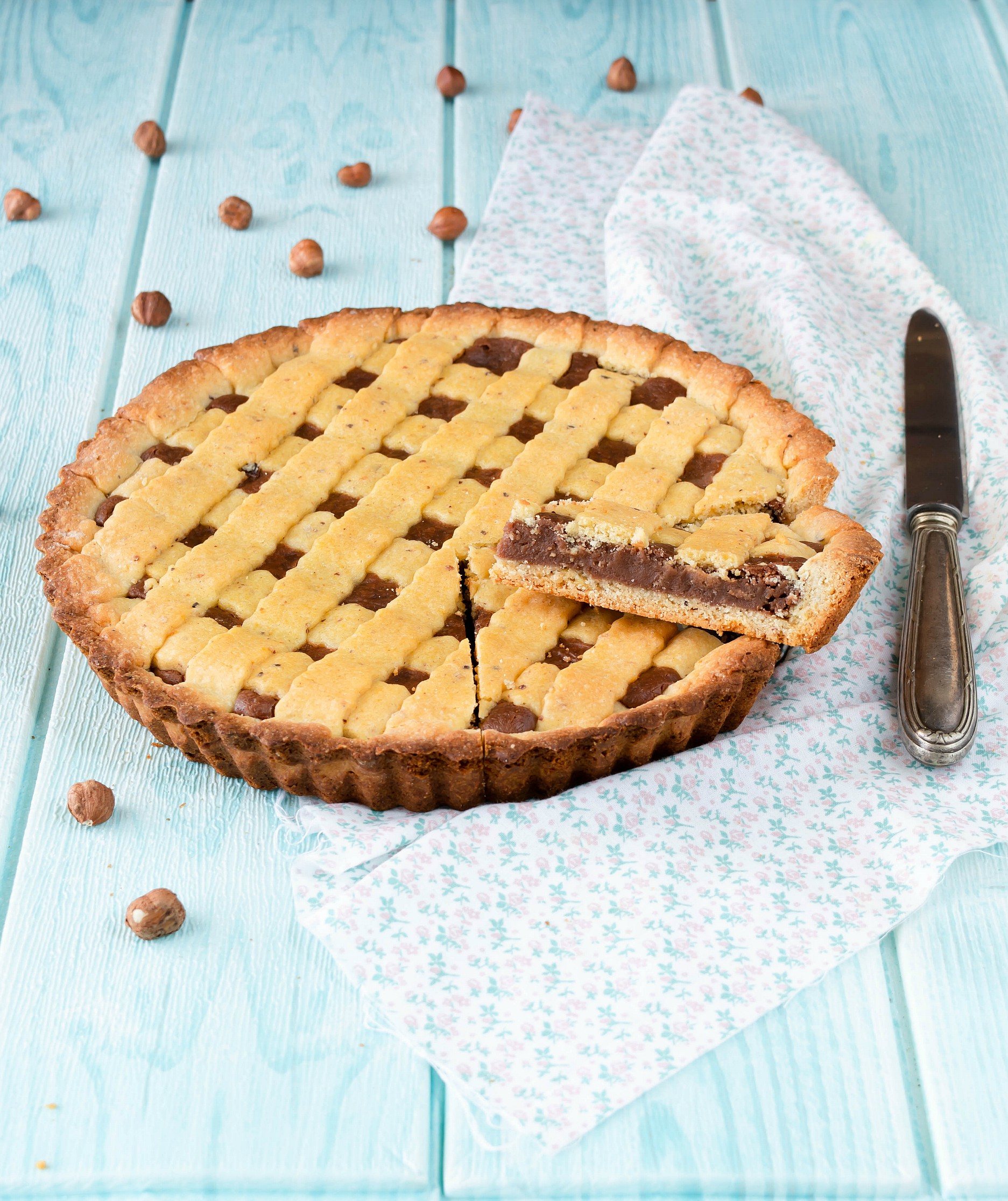 Crostata con pasta frolla alle nocciole e crema al cioccolato