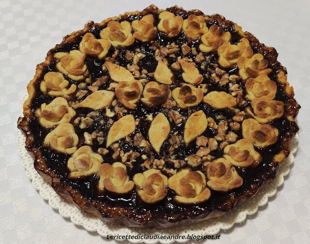 Crostata con roselline, marmellata di prugne e noci