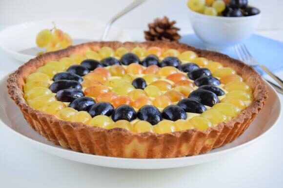 Crostata d’autunno alla crema con uva bianca e uva nera
