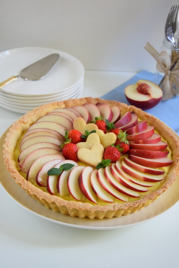 Crostata d’estate alle pesche bianche e nocciole