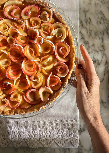 Crostata di boccioli di rosa di mela e amore per il tempo perso