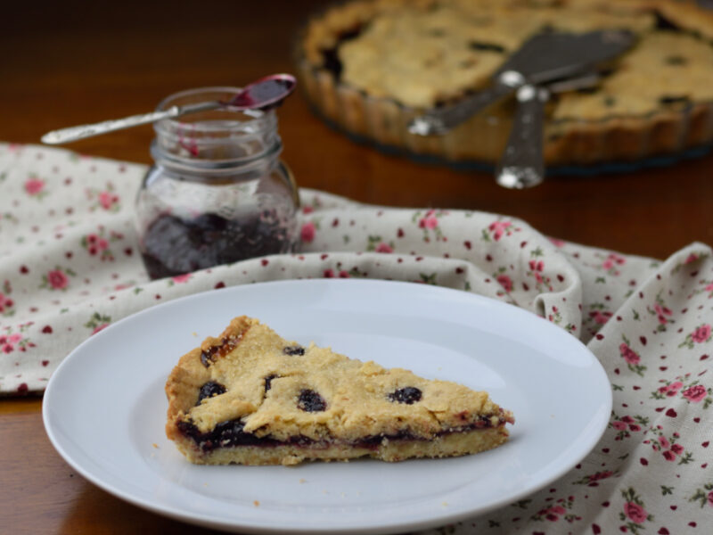Crostata di frolla sabbiosa agli amaretti con confettura di more
