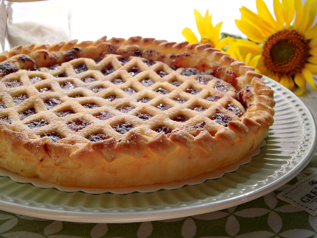 Crostata di sfoglia con albicocche e amaretti