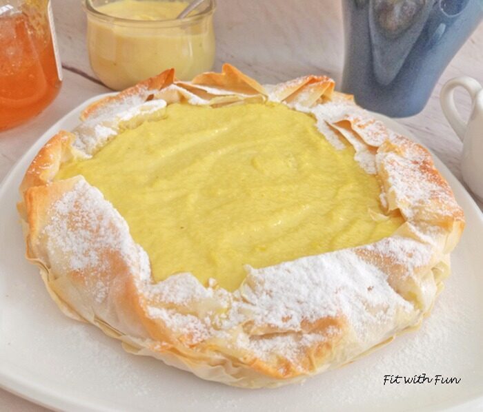 Crostata light di fillo ripiena di crema e marmellata