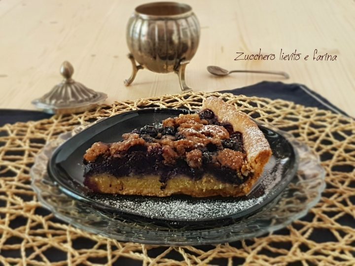 Crostata mandorle e mirtilli con crumble allo zucchero muscovado