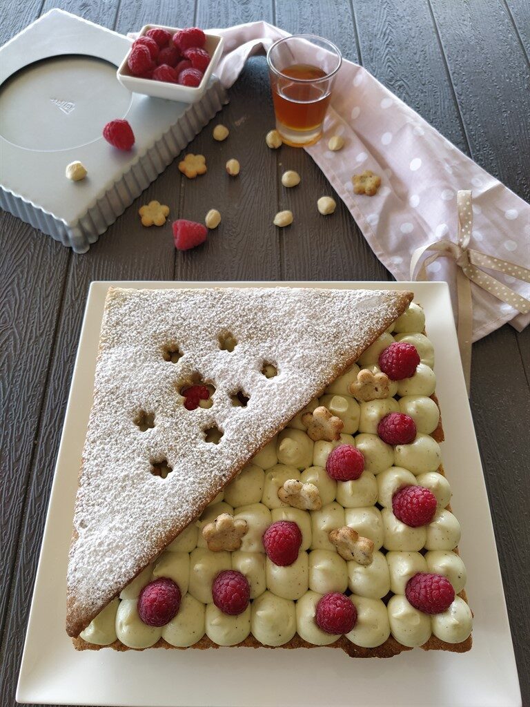Crostata moderna con namelaka al pistacchio
