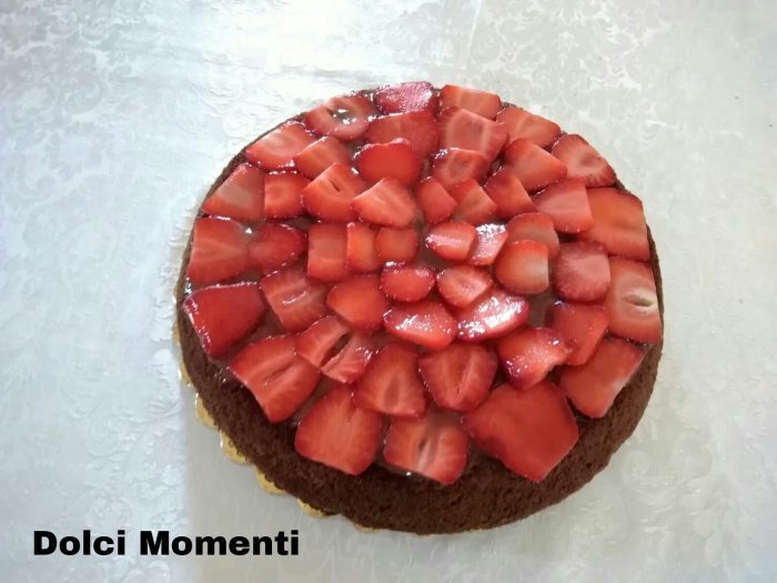 Crostata morbida al cacao con crema pasticcera al cioccolato e fragole