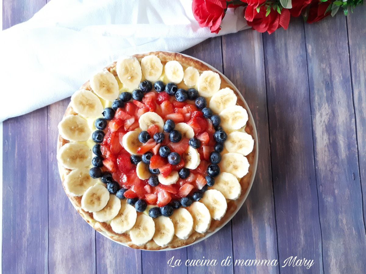 Crostata morbida alla frutta estiva e crema