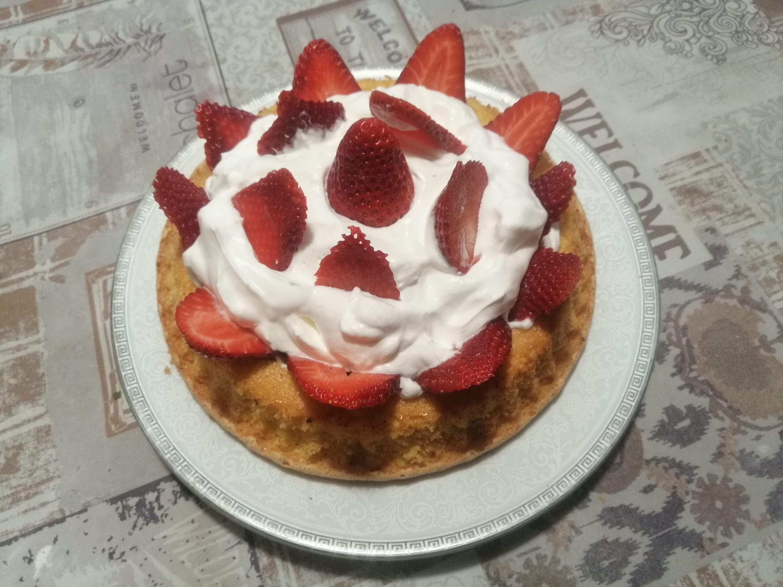 Crostata morbida con panna e fragole