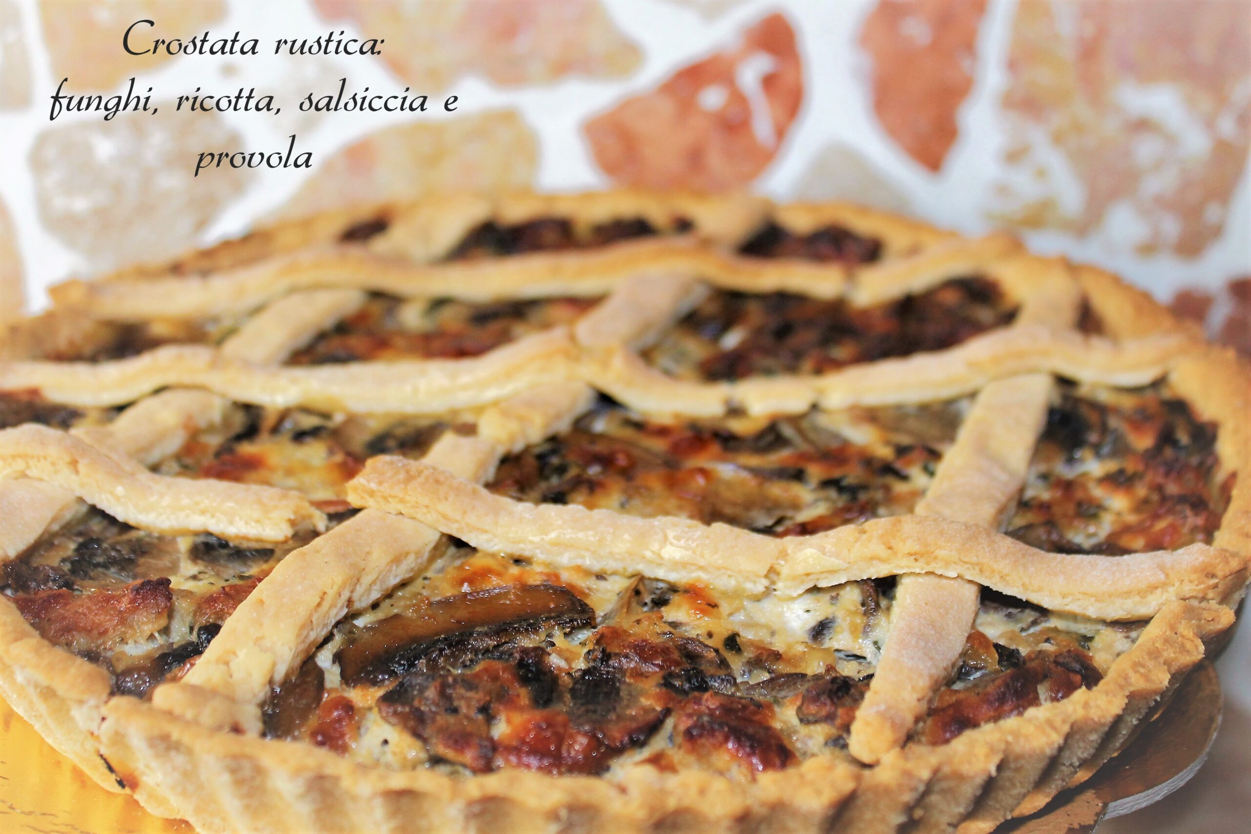 Crostata rustica: funghi, salsiccia, provola e ricotta.
