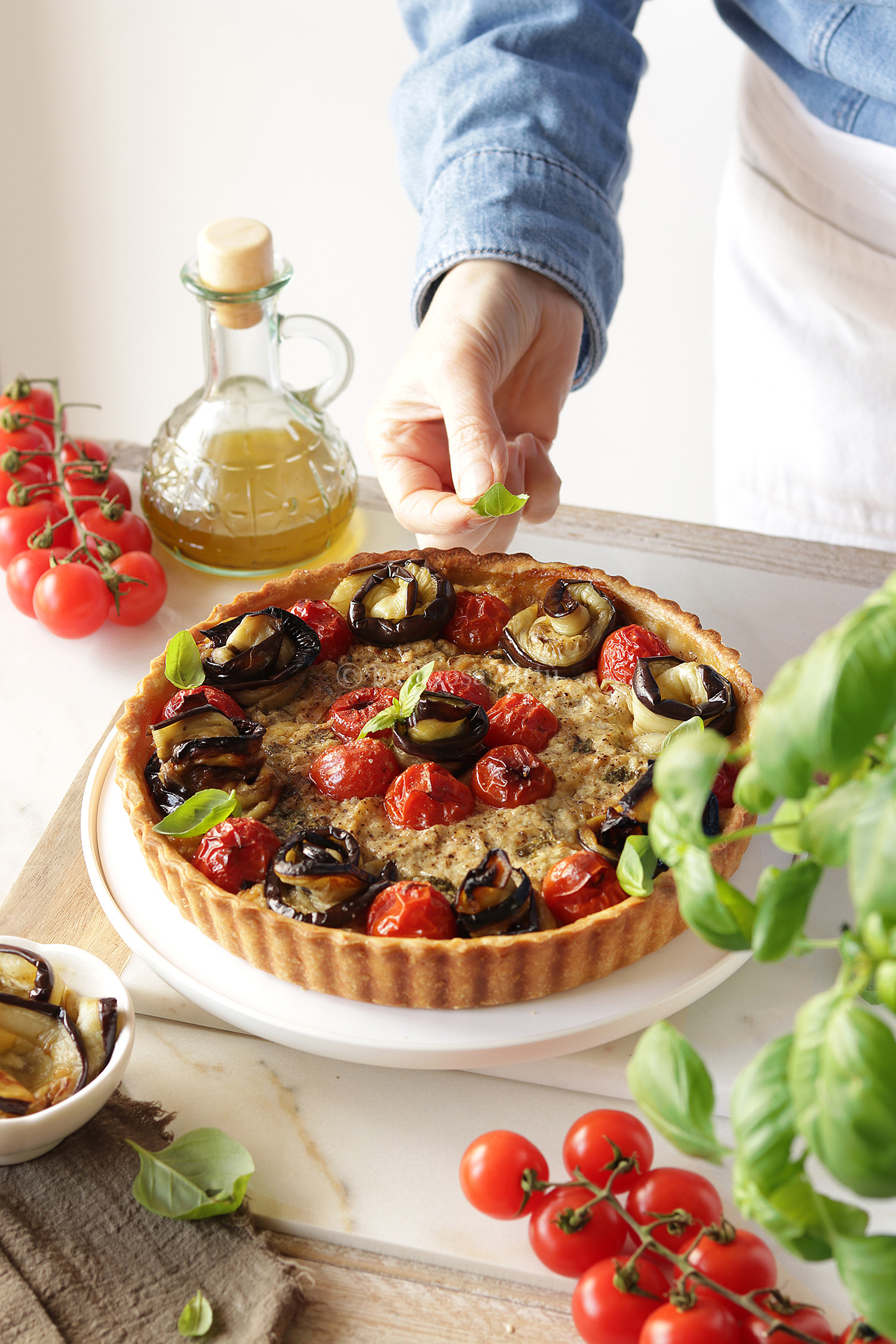 Crostata salata con melanzane, provola affumicata e pomodorini