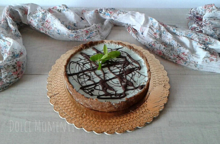 Crostata senza cottura al cacao con panna cotta alla menta