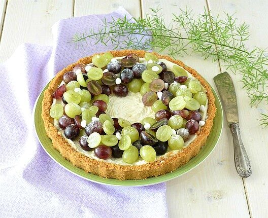 Crostata senza cottura con crema allo yogurt e meringhe con uva