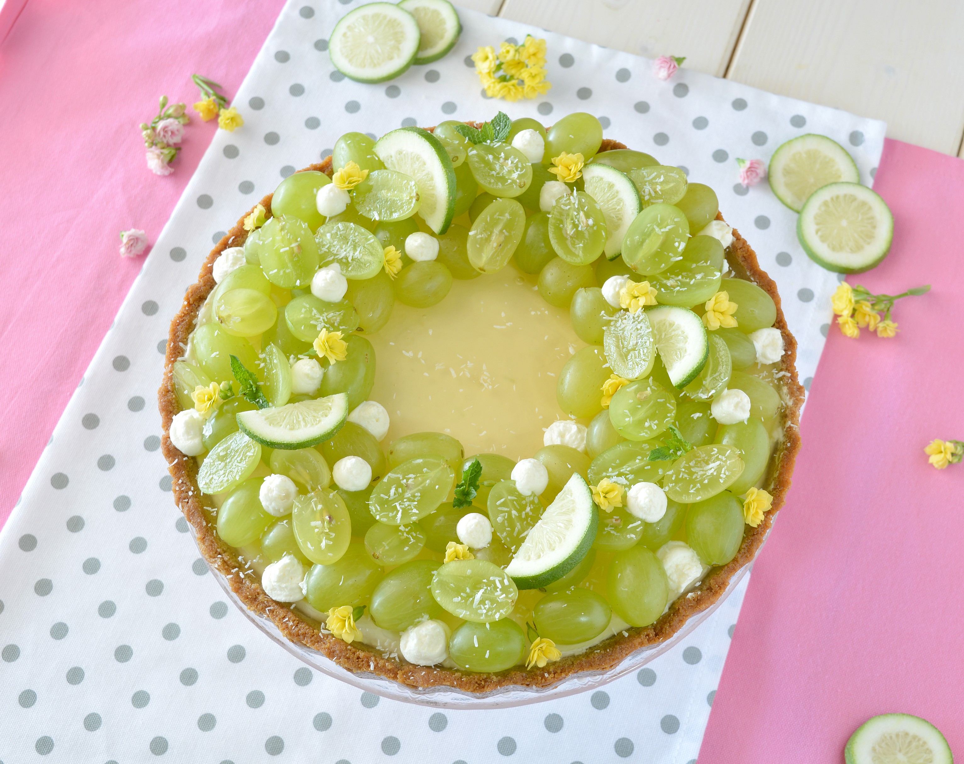 Crostata senza cottura con crema allo yogurt, gelatina al rum e uva