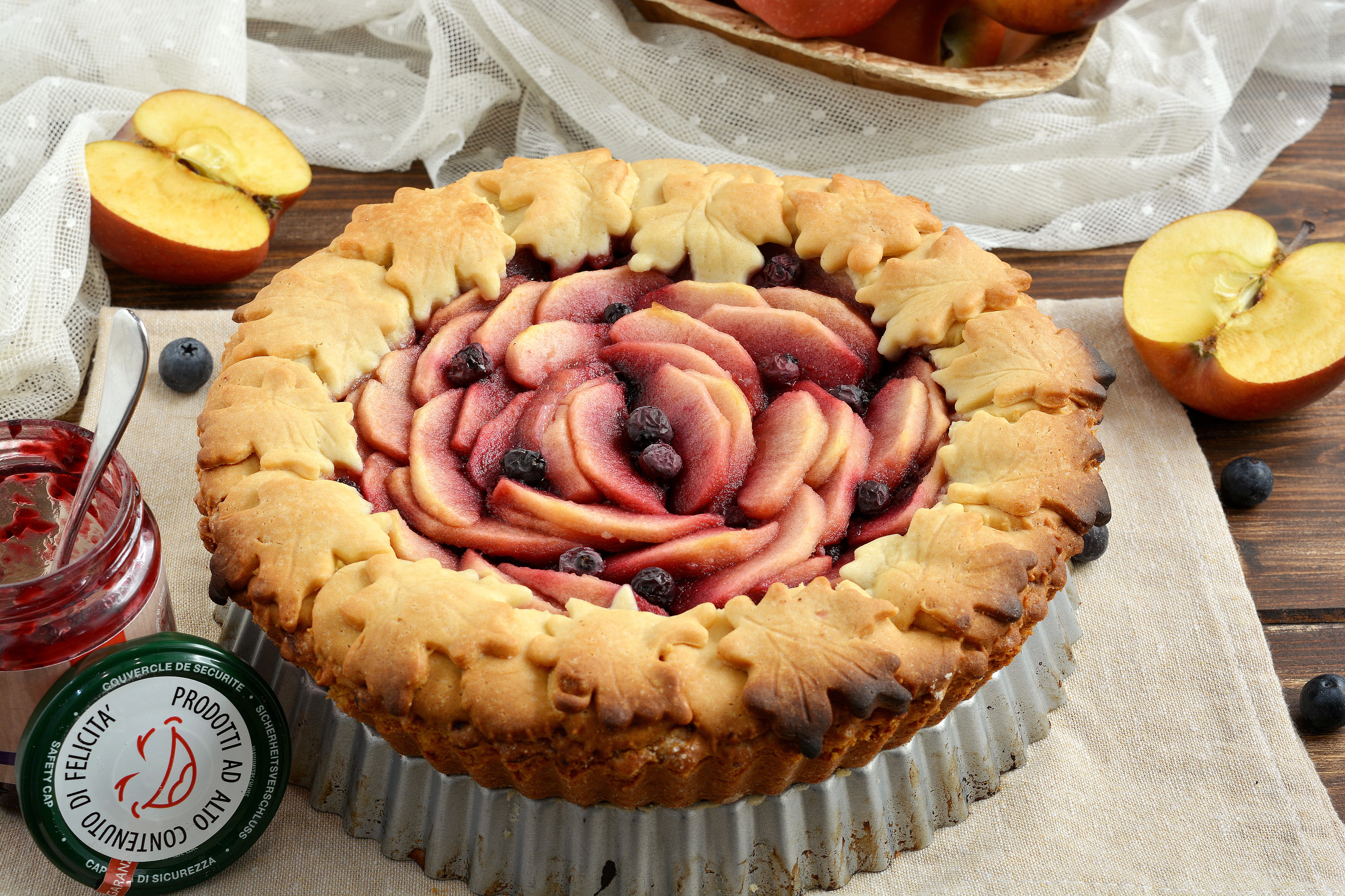 Crostata vegan di mele con confettura alle more